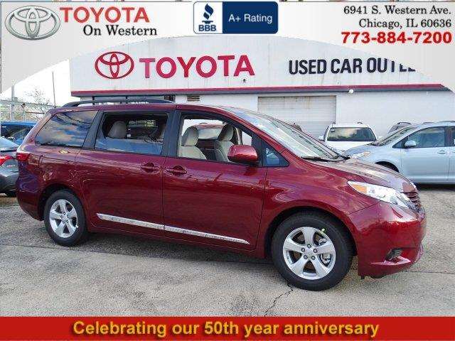 Toyota Sienna 2017 photo 1